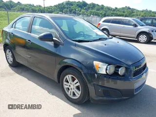 2014 Chevrolet Sonic LT z VIN 1G1JC5SH2E4139597, wystawiony jako IAAI lot #42551449 z przebiegiem 121 168 mil mil oraz . Historia ofert i sprzedaży dostępna na DreamBid. Obrazek 1.