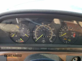 1989 Mercedes-Benz 300 300SE z VIN WDBCA24D1KA433423, wystawiony jako Copart lot #58725775 z przebiegiem 281 775 mil mil oraz Szkoda całkowita • Salvage title. Historia ofert i sprzedaży dostępna na DreamBid. Obrazek 9.