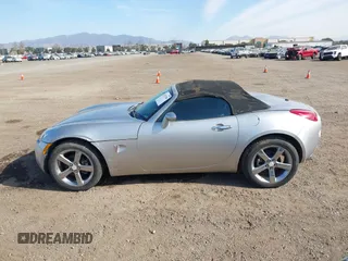 2007 Pontiac Solstice z VIN 1G2MB35B57Y111621, wystawiony jako IAAI lot #41332760 z przebiegiem 49 784 mil mil oraz . Historia ofert i sprzedaży dostępna na DreamBid. Obrazek 14.