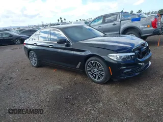 2018 BMW 5 Series 530i z VIN WBAJA5C54JWA38285, wystawiony jako IAAI lot #41390399 z przebiegiem 74 840 mil mil oraz . Historia ofert i sprzedaży dostępna na DreamBid. Obrazek 1.