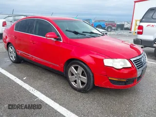 2008 Volkswagen Passat Komfort z VIN WVWAK73C58P057827, wystawiony jako IAAI lot #41940588 z przebiegiem 198 320 mil mil oraz . Historia ofert i sprzedaży dostępna na DreamBid. Obrazek 1.