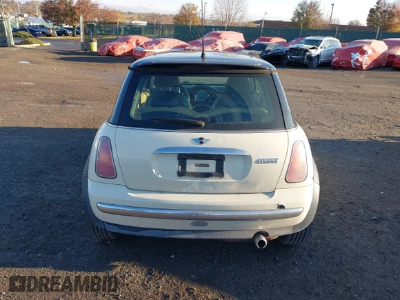 2004 MINI Hardtop with VIN WMWRC33464TJ58388, listed as a IAAI auction lot 40827409 with 102,322 mi miles and . Bid and sale history available at DreamBid. Image 16.