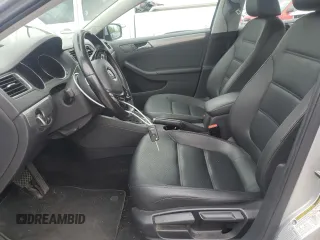 2015 Volkswagen Jetta SE z VIN 3VWD07AJ0FM252092, wystawiony jako Copart lot #56682945 z przebiegiem 104 325 mil mil oraz Czysty tytuł • Clean title. Historia ofert i sprzedaży dostępna na DreamBid. Obrazek 7.
