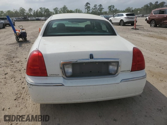 2003 Lincoln Town Car Executive z VIN 1LNHM81W73Y652530, wystawiony jako Copart lot #51606225 z przebiegiem 122 019 mil mil oraz Szkoda całkowita • Salvage title. Historia ofert i sprzedaży dostępna na DreamBid. Obrazek 6.