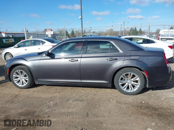 2016 Chrysler 300 Anniversary Edition z VIN 2C3CCAAG2GH295456, wystawiony jako IAAI lot #41978687 z przebiegiem 142 533 mil mil oraz . Historia ofert i sprzedaży dostępna na DreamBid. Obrazek 14.