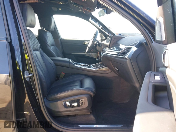 2024 BMW X7 M60i with VIN 5UX33EM09R9U06877, listed as a IAAI auction lot 41919988 with 25,015 mi miles. Bid and sale history available at carsss.com. Image 5.
