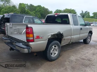 2000 Chevrolet Silverado 1500 LS with VIN 1GCEK19V6YE250619, listed as a IAAI auction lot 42130872 with Not Provided miles. Bid and sale history available at carsss.com. Image 4.