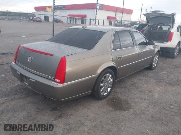 2011 Cadillac DTS Luxury Collection z VIN 1G6KD5E68BU128508, wystawiony jako IAAI lot #42103418 z przebiegiem 121 654 mil mil oraz . Historia ofert i sprzedaży dostępna na DreamBid. Obrazek 4.