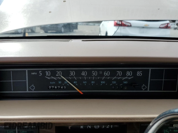1988 Cadillac DeVille z VIN 1G6CD1153J4241498, wystawiony jako Copart lot #50236495 z przebiegiem 76 745 mil mil oraz Czysty tytuł • Clean title. Historia ofert i sprzedaży dostępna na DreamBid. Obrazek 9.