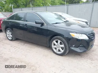 2011 Toyota Camry LE z VIN 4T4BF3EK1BR155771, wystawiony jako IAAI lot #42351924 z przebiegiem 175 944 mil mil oraz . Historia ofert i sprzedaży dostępna na DreamBid. Obrazek 1.