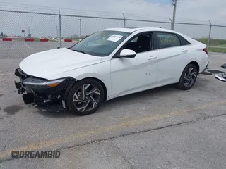 2025 Hyundai Elantra Limited z VIN KMHLN4DJ5SU134793, wystawiony jako IAAI lot #42044140 z przebiegiem 808 mil mil oraz . Historia ofert i sprzedaży dostępna na DreamBid. Obrazek 18.