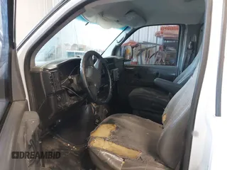 2007 Chevrolet Express Cargo z VIN 1GCFG15X571105039, wystawiony jako IAAI lot #41763534 z przebiegiem 134 696 mil mil oraz . Historia ofert i sprzedaży dostępna na DreamBid. Obrazek 5.