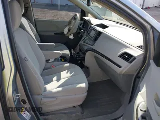 2014 Toyota Sienna LE AAS z VIN 5TDKK3DC9ES454227, wystawiony jako IAAI lot #42030131 z przebiegiem 107 392 mil mil oraz . Historia ofert i sprzedaży dostępna na DreamBid. Obrazek 5.