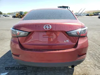 2016 Scion iA z VIN 3MYDLBZV3GY122064, wystawiony jako Copart lot #57616435 z przebiegiem 100 556 mil mil oraz Szkoda całkowita • Salvage title. Historia ofert i sprzedaży dostępna na DreamBid. Obrazek 6.