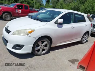 2009 Toyota Matrix S z VIN 2T1KE40EX9C008817, wystawiony jako IAAI lot #42866283 z przebiegiem 321 201 mil mil oraz . Historia ofert i sprzedaży dostępna na DreamBid. Obrazek 2.