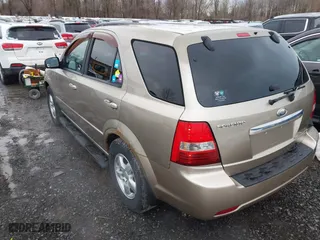 2008 Kia Sorento with VIN KNDJD735285857136, listed as a IAAI auction lot 41712875 with 134,058 mi miles. Bid and sale history available at carsss.com. Image 3.