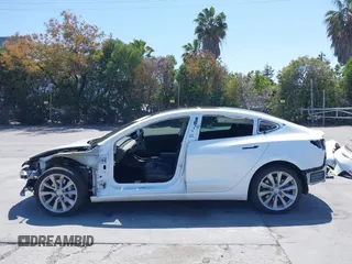 2020 Tesla Model 3 Long Range z VIN 5YJ3E1EB7LF628030, wystawiony jako IAAI lot #42357277 z przebiegiem 82 379 mil mil oraz . Historia ofert i sprzedaży dostępna na DreamBid. Obrazek 14.