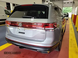 2024 Volkswagen Atlas SE z VIN 1V2HR2CA9RC558223, wystawiony jako IAAI lot #42785440 z przebiegiem 22 426 mil mil oraz . Historia ofert i sprzedaży dostępna na DreamBid. Obrazek 25.