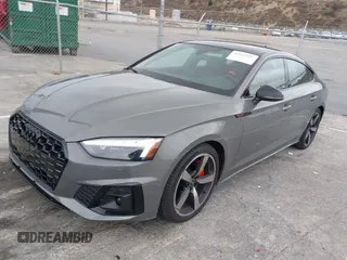 2024 Audi A5 Sportback S line Premium Plus z VIN WAUFACF50RA002265, wystawiony jako IAAI lot #41543527 z przebiegiem 8 326 mil mil oraz . Historia ofert i sprzedaży dostępna na DreamBid. Obrazek 2.