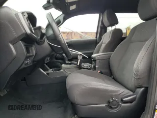 2018 Toyota Tacoma SR5 z VIN 3TMAZ5CN1JM073441, wystawiony jako Copart lot #59153555 z przebiegiem 31 383 mil mil oraz Szkoda całkowita • Salvage title. Historia ofert i sprzedaży dostępna na DreamBid. Obrazek 7.