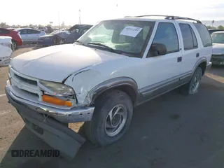 2000 Chevrolet Blazer LT z VIN 1GNDT13W6Y2383741, wystawiony jako IAAI lot #40957201 z przebiegiem 215 604 mil mil oraz . Historia ofert i sprzedaży dostępna na DreamBid. Obrazek 2.