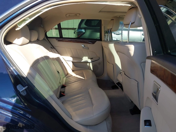 2014 Mercedes-Benz E-Class E 350 Luxury with VIN WDDHF8JBXEB068470, listed as a IAAI auction lot 40914692 with 96,308 mi miles. Bid and sale history available at carsss.com. Image 8.