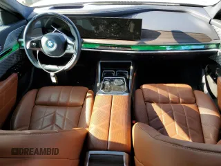 2023 BMW i7 xDrive60 z VIN WBY53EJ05PCM90595, wystawiony jako Copart lot #85151334 z przebiegiem 13 277 mil mil oraz Szkody całkowita. Historia ofert i sprzedaży dostępna na DreamBid. Obrazek 8.