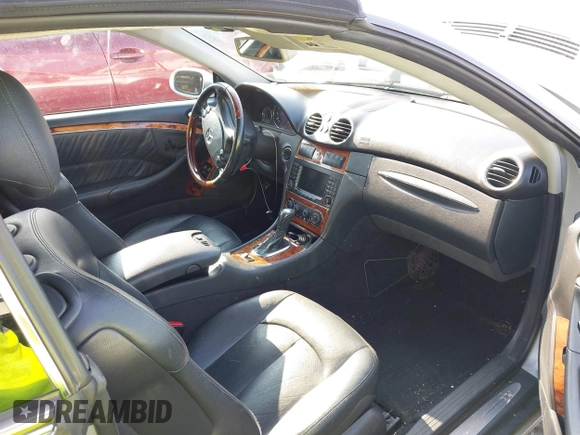 2005 Mercedes-Benz CLK 320 z VIN WDBTK65J85F150968, wystawiony jako IAAI lot #42390264 z przebiegiem 151 325 mil mil oraz . Historia ofert i sprzedaży dostępna na DreamBid. Obrazek 5.