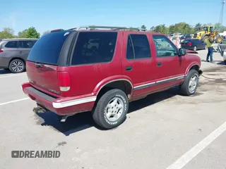 1996 Chevrolet Blazer z VIN 1GNDT13W7T2254321, wystawiony jako IAAI lot #42222288 z przebiegiem Nie podano mil oraz . Historia ofert i sprzedaży dostępna na DreamBid. Obrazek 4.
