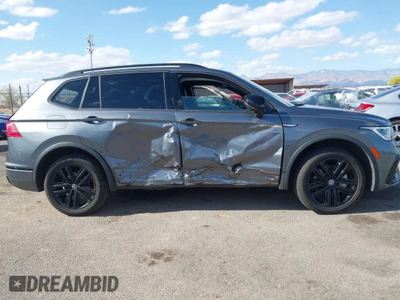 2022 Volkswagen Tiguan SE R-Line Black with VIN 3VV8B7AX4NM154637, listed as a IAAI auction lot 42058531 with 39,597 mi miles and . Bid and sale history available at DreamBid. Image 14.