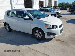 2012 Chevrolet Sonic LS z VIN 1G1JA6SH8C4193124, wystawiony jako IAAI lot #40961827 z przebiegiem 123 990 mil mil oraz . Historia ofert i sprzedaży dostępna na DreamBid. Obrazek 1.