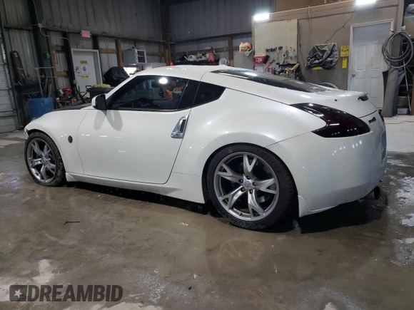 2012 Nissan 370Z z VIN JN1AZ4EH2CM564443, wystawiony jako Copart lot #45126885 z przebiegiem 71 729 mil mil oraz Szkody całkowita. Historia ofert i sprzedaży dostępna na DreamBid. Obrazek 2.