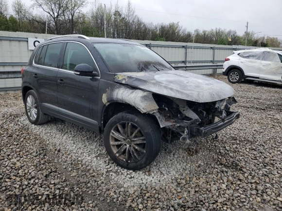 2015 Volkswagen Tiguan SE z VIN WVGBV7AXXFW606017, wystawiony jako Copart lot #51005745 z przebiegiem Nie podano mil oraz Szkoda całkowita • Salvage title. Historia ofert i sprzedaży dostępna na DreamBid. Obrazek 4.