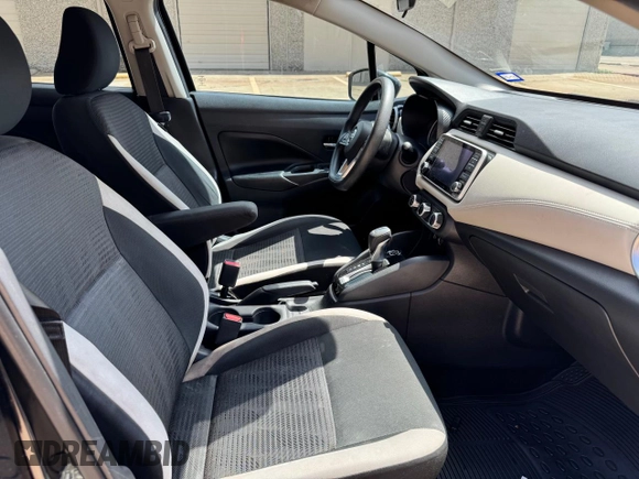 2020 Nissan Versa SV z VIN 3N1CN8EV3LL838731, wystawiony jako Copart lot #58837595 z przebiegiem 99 861 mil mil oraz Czysty tytuł • Clean title. Historia ofert i sprzedaży dostępna na DreamBid. Obrazek 5.