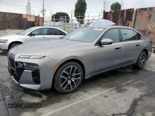 2024 BMW 7 Series 740i z VIN WBA23EH04RCR70301, wystawiony jako Copart lot #75897284 z przebiegiem 9 121 mil mil oraz Czysty tytuł • Clean title. Historia ofert i sprzedaży dostępna na DreamBid. Obrazek 1.