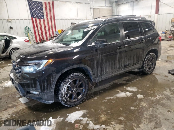 2024 Honda Passport TrailSport z VIN 5FNYF8H67RB000522, wystawiony jako Copart lot #45747505 z przebiegiem 28 103 mil mil oraz Szkoda całkowita • Salvage title. Historia ofert i sprzedaży dostępna na DreamBid. Obrazek 1.