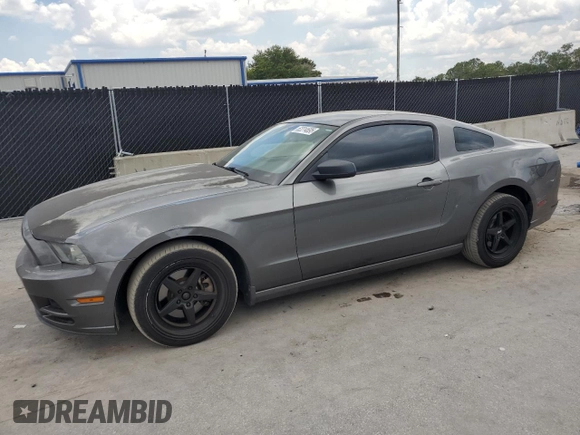 2013 Ford Mustang V6 z VIN 1ZVBP8AM8D5215538, wystawiony jako Copart lot #62214695 z przebiegiem 130 904 mil mil oraz Czysty tytuł • Clean title. Historia ofert i sprzedaży dostępna na DreamBid. Obrazek 1.