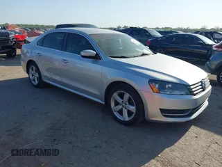 2013 Volkswagen Passat SE z VIN 1VWBH7A3XDC060940, wystawiony jako IAAI lot #42018497 z przebiegiem 150 642 mil mil oraz . Historia ofert i sprzedaży dostępna na DreamBid. Obrazek 1.