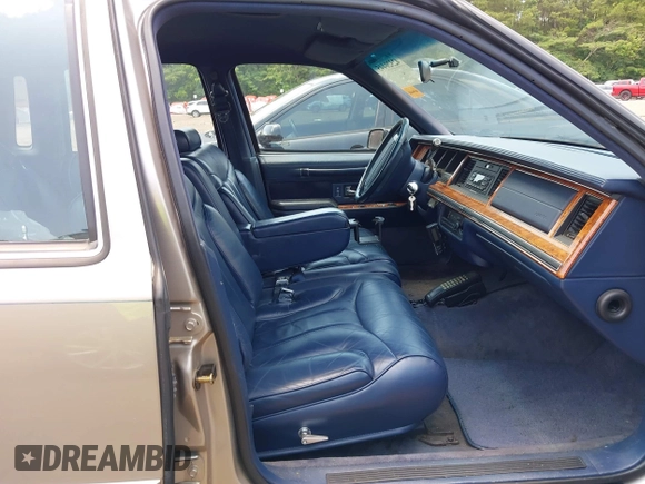 1994 Lincoln Town Car Signature z VIN 1LNLM82W2RY628475, wystawiony jako IAAI lot #42320445 z przebiegiem 107 346 mil mil oraz . Historia ofert i sprzedaży dostępna na DreamBid. Obrazek 5.
