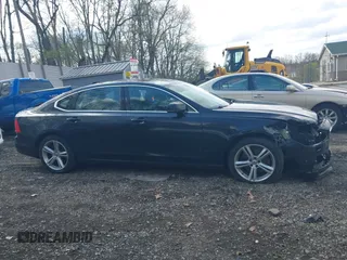 2018 Volvo S90 Momentum with VIN LVY982MK6JP036297, listed as a IAAI auction lot 42094817 with 285,693 mi miles. Bid and sale history available at carsss.com. Image 13.