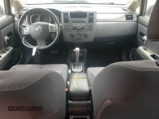 2007 Nissan Versa SL z VIN 3N1BC11E57L416352, wystawiony jako Copart lot #56119895 z przebiegiem 134 958 mil mil oraz Szkoda całkowita • Salvage title. Historia ofert i sprzedaży dostępna na DreamBid. Obrazek 8.