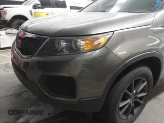 2013 Kia Sorento LX with VIN 5XYKTDA23DG309937, listed as a IAAI auction lot 41673533 with 181,267 mi miles. Bid and sale history available at carsss.com. Image 6.