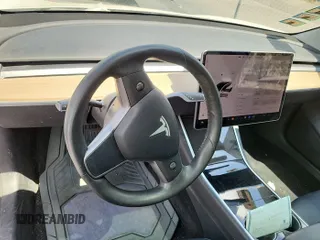 2020 Tesla Model 3 Long Range z VIN 5YJ3E1EB3LF646315, wystawiony jako IAAI lot #42398524 z przebiegiem 51 652 mil mil oraz . Historia ofert i sprzedaży dostępna na DreamBid. Obrazek 21.