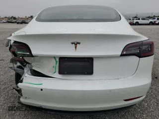 2021 Tesla Model 3 Standard Range Plus z VIN 5YJ3E1EAXMF065760, wystawiony jako Copart lot #54235345 z przebiegiem 54 413 mil mil oraz Szkoda całkowita • Salvage title. Historia ofert i sprzedaży dostępna na DreamBid. Obrazek 6.