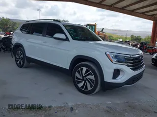 2024 Volkswagen Atlas SE z VIN 1V2JR2CA1RC616729, wystawiony jako IAAI lot #42049460 z przebiegiem 3 718 mil mil oraz . Historia ofert i sprzedaży dostępna na DreamBid. Obrazek 1.
