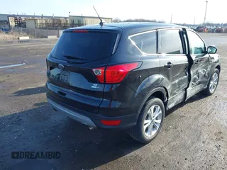 2019 Ford Escape SE z VIN 1FMCU9GD6KUC50283, wystawiony jako IAAI lot #41941204 z przebiegiem 53 417 mil mil oraz . Historia ofert i sprzedaży dostępna na DreamBid. Obrazek 4.