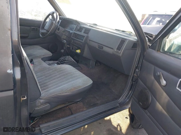 1993 Nissan Trucks 4WD with VIN 1N6SD11Y6PC315446, listed as a IAAI auction lot 41276307 with 202,981 mi miles. Bid and sale history available at carsss.com. Image 5.