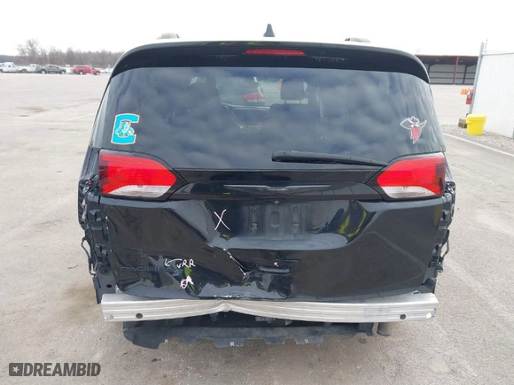 2020 Chrysler Pacifica Touring with VIN 2C4RC1FG8LR150537, listed as a IAAI auction lot 41704931 with 141,124 mi miles. Bid and sale history available at carsss.com. Image 18.