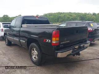 2001 Chevrolet Silverado 1500 LS with VIN 1GCEK19T11E256199, listed as a IAAI auction lot 42088180 with 253,252 mi miles. Bid and sale history available at carsss.com. Image 3.