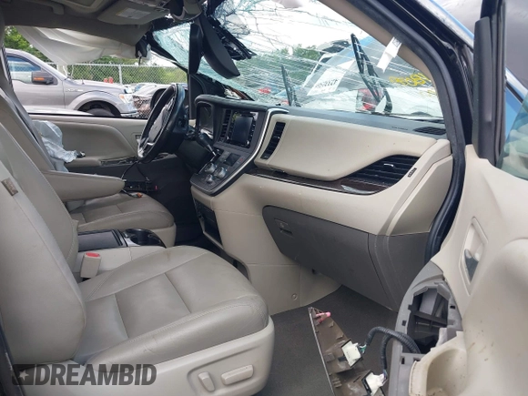 2020 Toyota Sienna XLE z VIN 5TDDZ3DC4LS232650, wystawiony jako IAAI lot #42332566 z przebiegiem 141 971 mil mil oraz . Historia ofert i sprzedaży dostępna na DreamBid. Obrazek 5.